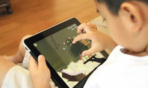 小孩暑假愛(ài)玩手機(jī)、iPad